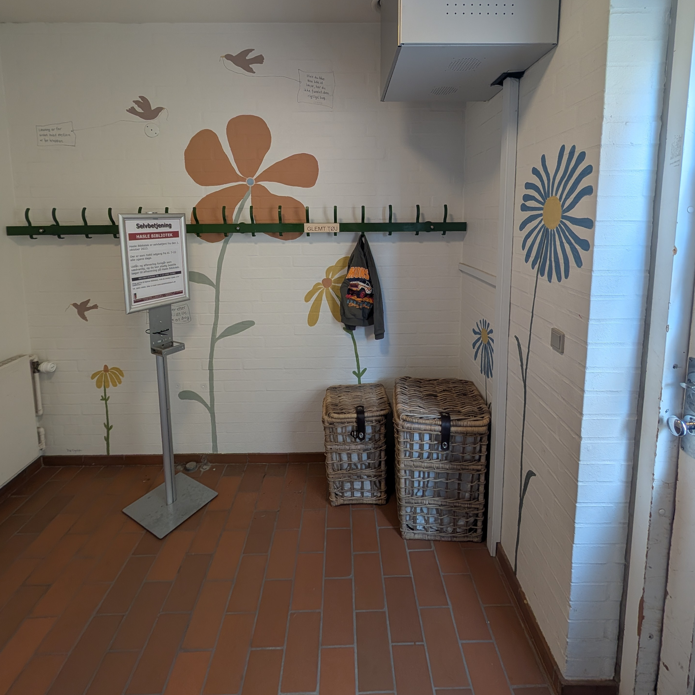 Plcering af glemte sager ved indgang til biblioteket