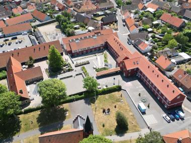 Nyt flot drone-foto af skolen og vores dejlige by